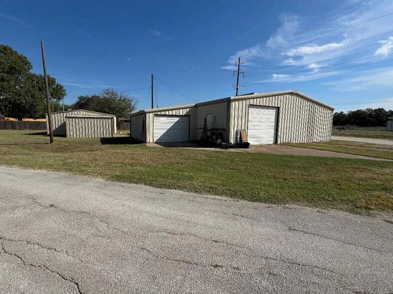 More Photos Of 804 S Bosque St, Whitney Freestanding For Sale