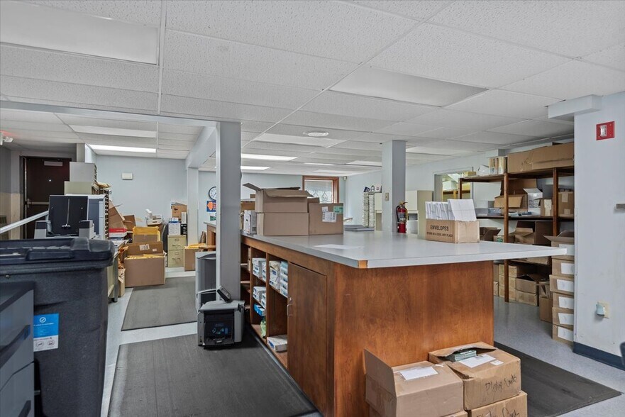 More Photos Of 615 S 2nd St, Springfield Office For Sale