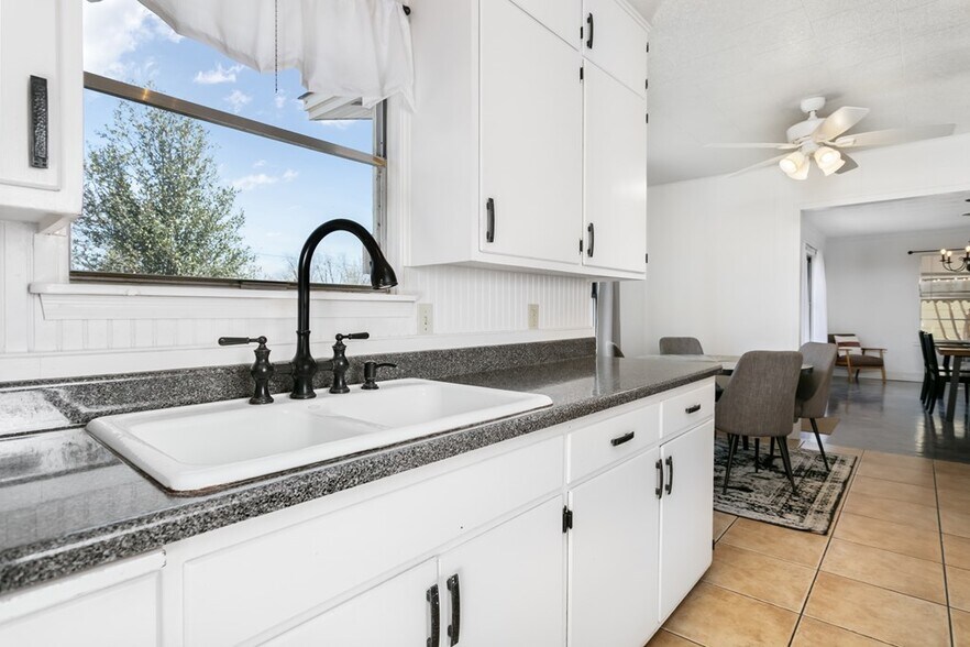 More Photos Of 333 W Burbank St, Fredericksburg Specialty For Sale