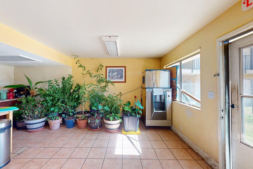 More Photos Of 900 Realtor Ave, Texarkana Hotel For Sale