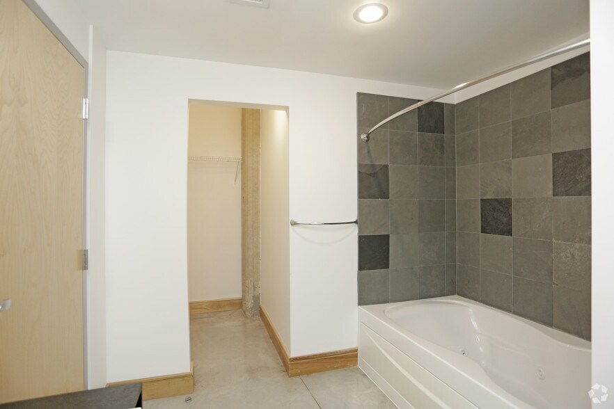 More Photos Of 117 W 20th St, Kansas City Apartments For Lease
