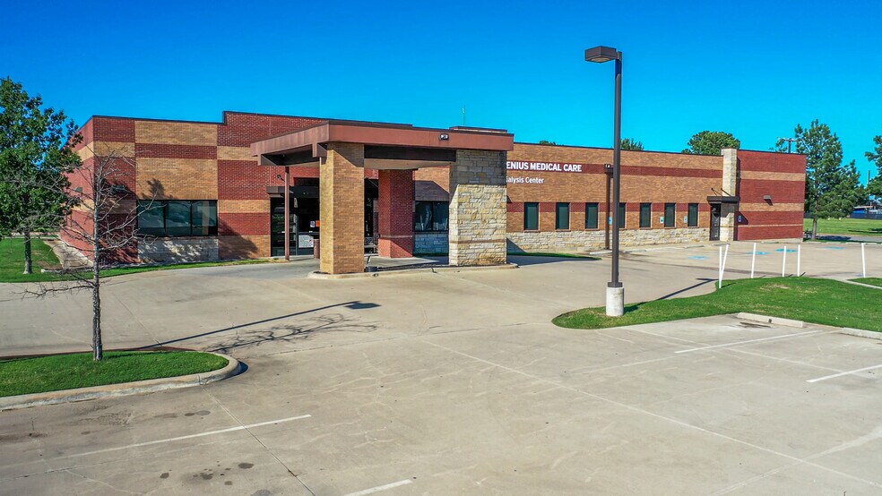 More Photos Of 635 Stone Ave, Paris Medical For Sale