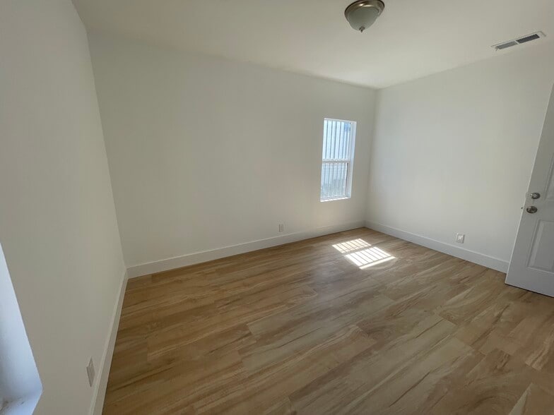More Photos Of 16123 Wyandotte St, Van Nuys Service For Lease