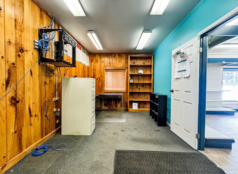 More Photos Of 33 Transport Dr, Bennington Freestanding For Sale