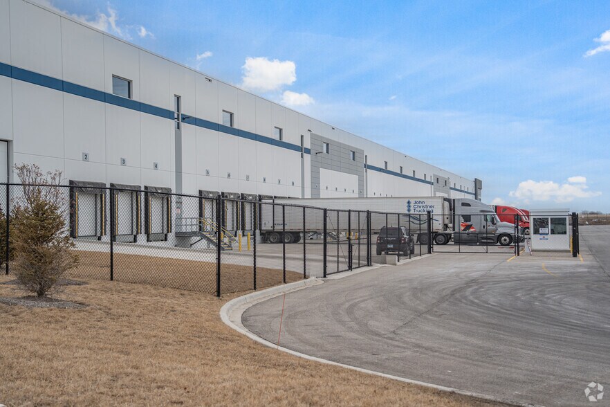 More Photos Of 900 W Renwick Rd, Romeoville Distribution For Lease