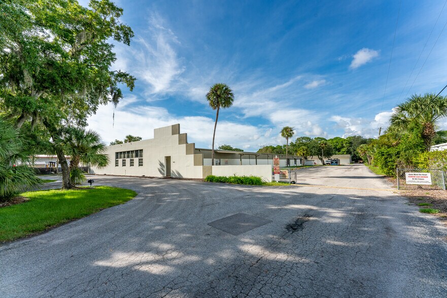 More Photos Of 1621 W University Pky, Sarasota Warehouse For Lease