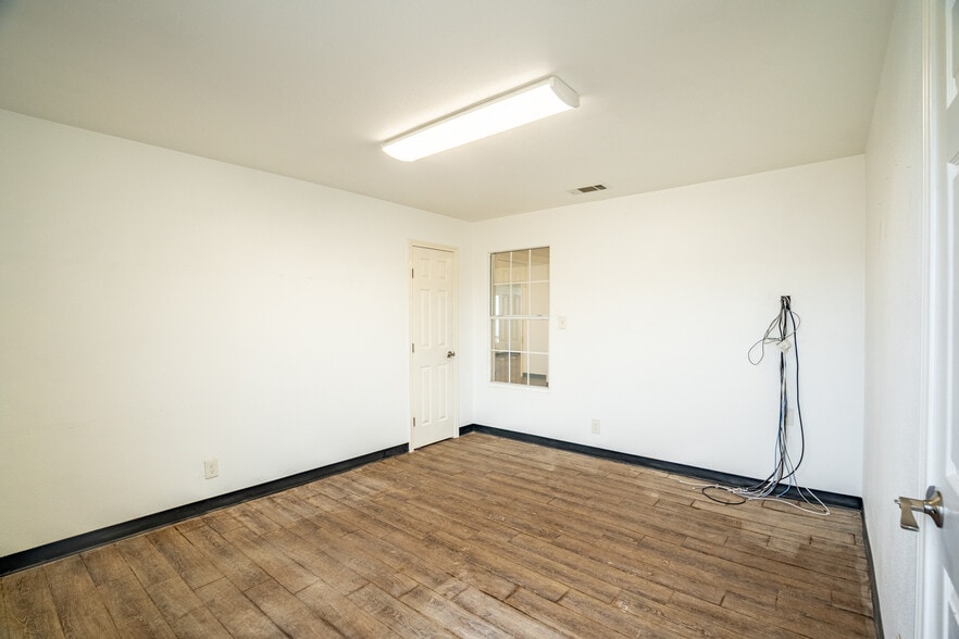 More Photos Of 401 W Simonds Rd, Seagoville Office For Sale