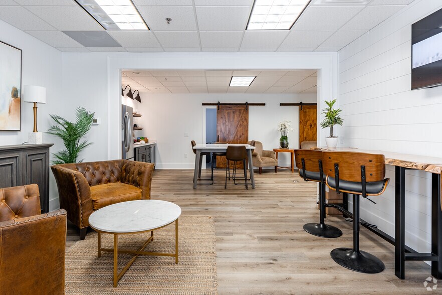 More Photos Of 284 S Main St, Alpharetta Unknown For Lease