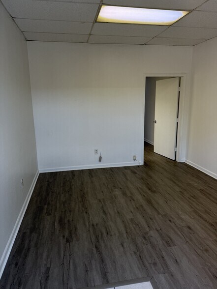 More Photos Of 40 Wilson Rd, Humble Warehouse For Lease