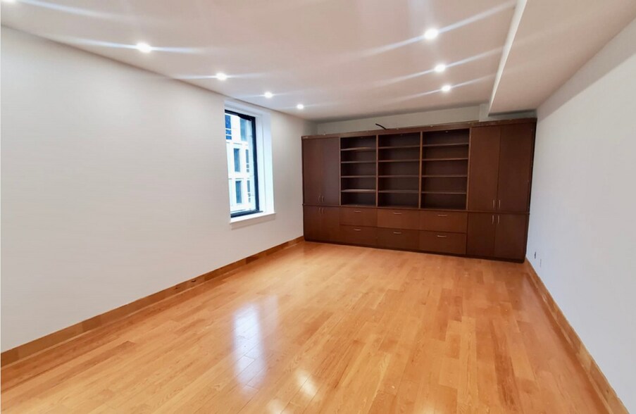 More Photos Of 255 Rue Notre-Dame O, Montréal Loft Creative Space For Lease