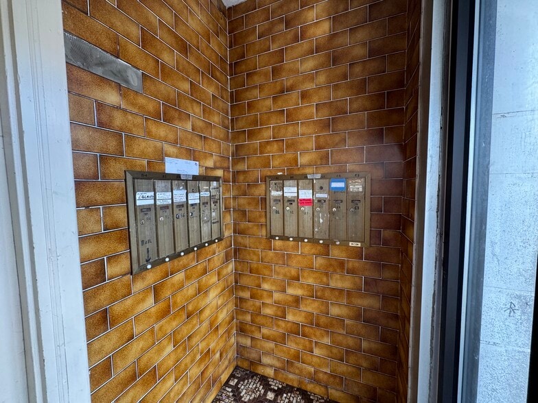 More Photos Of 450-460 Franklin Ave, Hartford Storefront Retail Residential For Sale