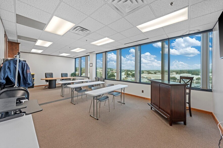 More Photos Of 222 S Sidney Baker St, Kerrville Office For Sale