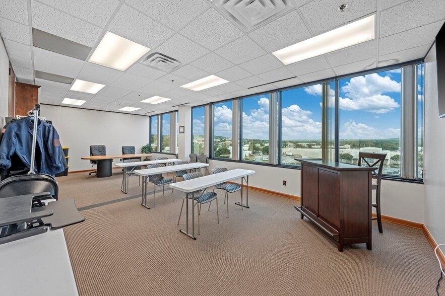 More Photos Of 222 Sidney Baker St S, Kerrville Office For Sale