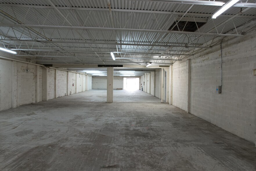 More Photos Of 829-833 NW 21st St, Miami Warehouse For Lease
