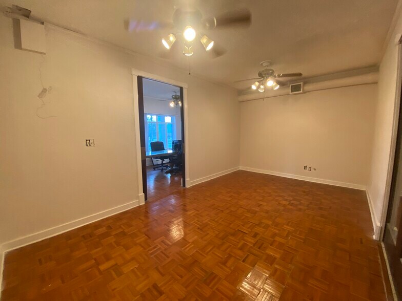 More Photos Of 1543 W Summit Ave, San Antonio Showroom For Sale