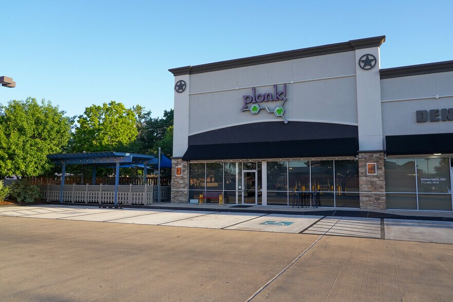 More Photos Of 1352-1368 W 43rd St, Houston Unknown For Lease