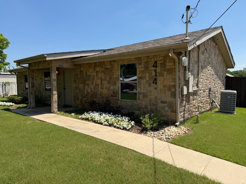 More Photos Of 414 N Kealy Ave, Lewisville Office For Sale