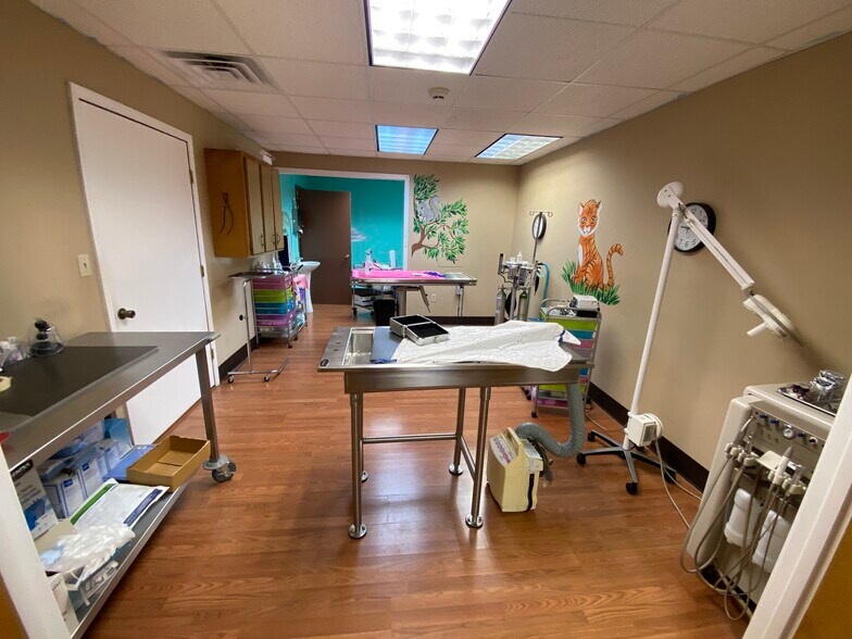 More Photos Of 2228 W College St, Springfield Veterinarian Kennel For Sale