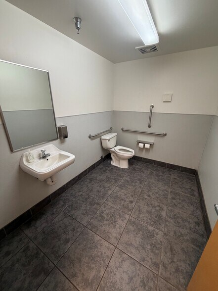 More Photos Of 7910 N Glen Harbor Blvd, Glendale Unknown For Lease