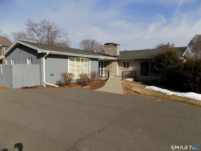 Primary Photo Of 85 Beleden Gardens Dr, Bristol Medical For Sale