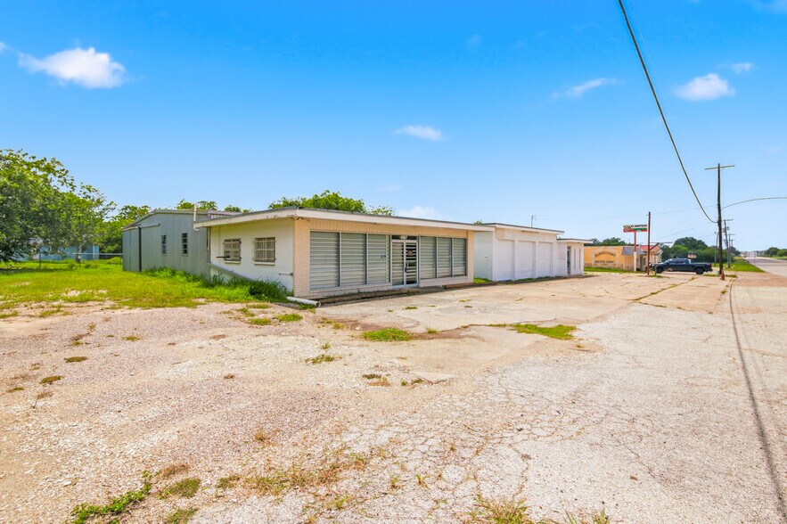 More Photos Of 4107 Port Lavaca Dr, Victoria Showroom For Sale