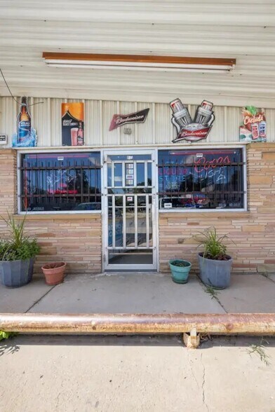 More Photos Of 2106 E 4th Ave, Hutchinson Storefront For Sale