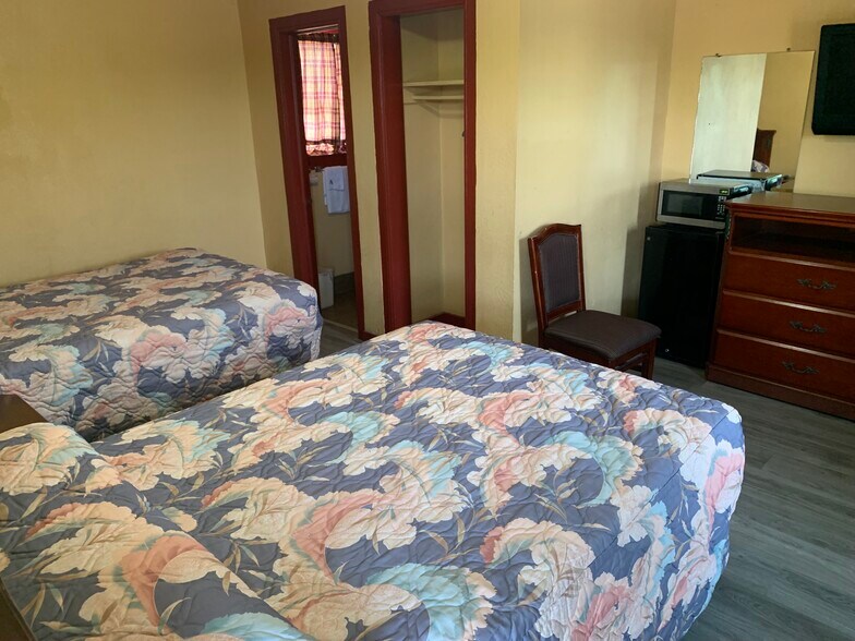 More Photos Of 1041 Westpoint Ave, Colorado City Hotel For Sale