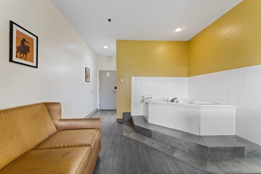 More Photos Of 10645 Reiger Rd, Baton Rouge Hotel For Sale