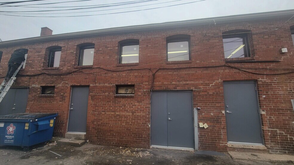 More Photos Of 27-31 E Cass St, Joliet Storefront For Lease