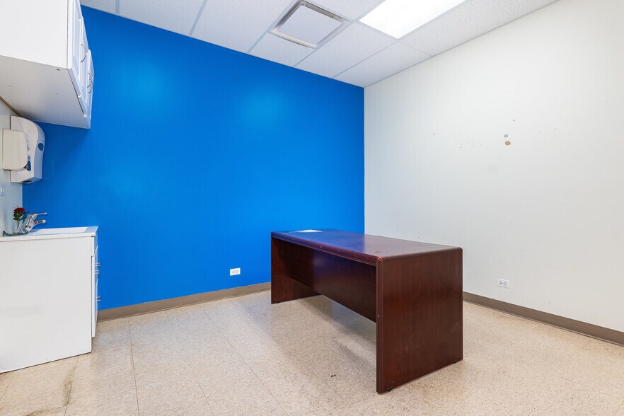 More Photos Of 7541 N Western Ave, Chicago Office For Sale