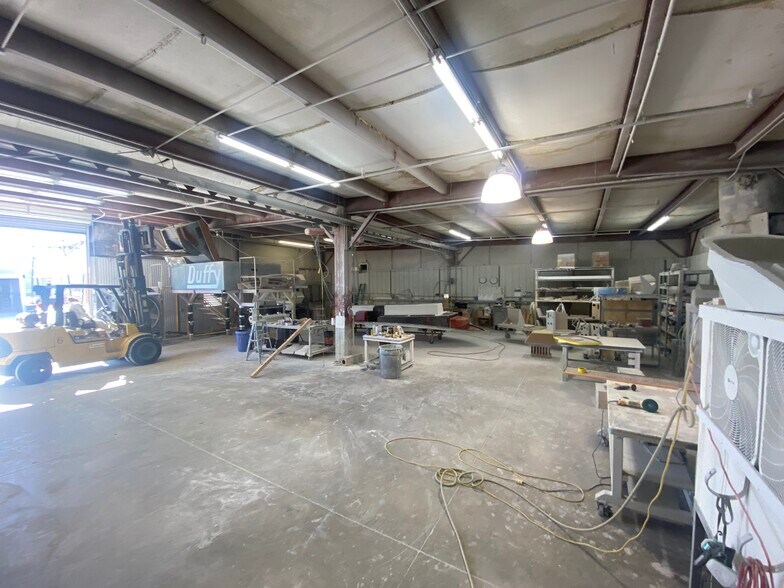 More Photos Of 17260 Muskrat Ave, Adelanto Warehouse For Lease