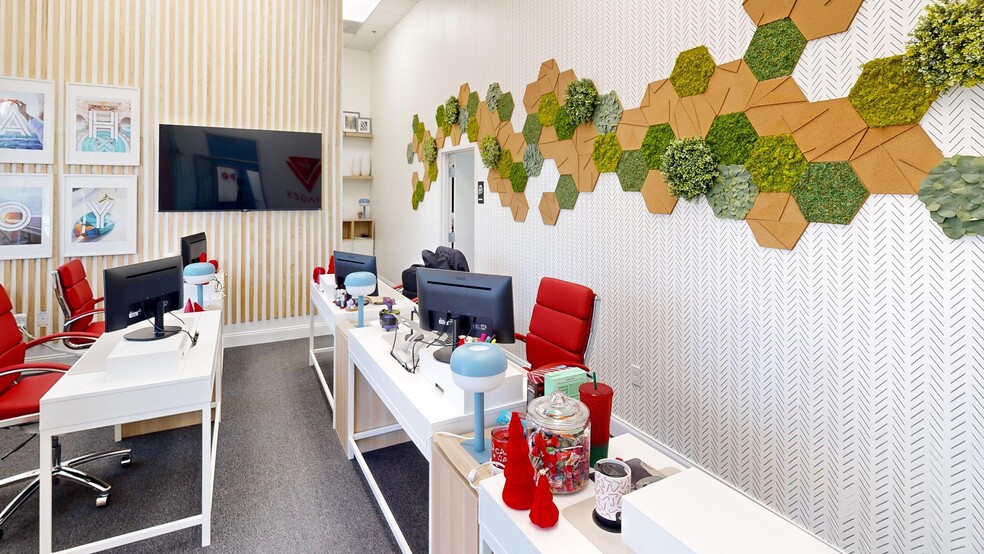 More Photos Of 7751 Kingspointe Pky, Orlando Light Distribution For Lease