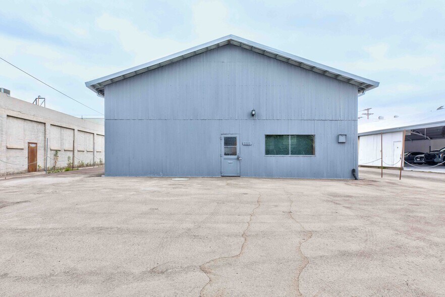 More Photos Of 2503 N Ontario St, Burbank Showroom For Lease