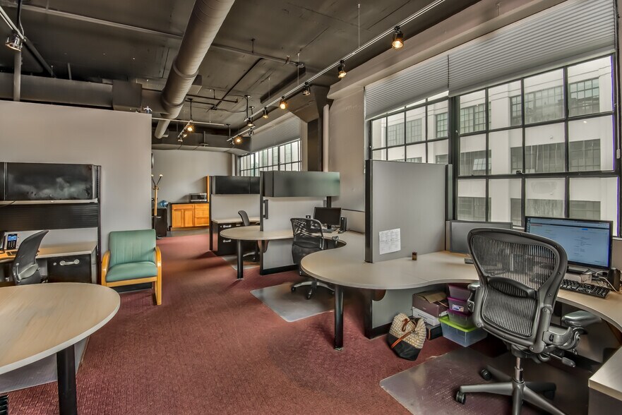 More Photos Of 1314 NW Irving St, Portland Office For Sale