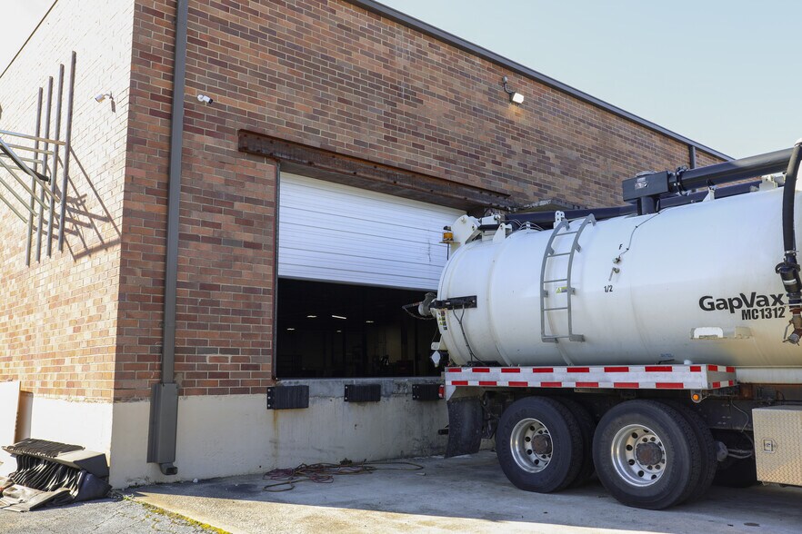 More Photos Of 1585 Roadhaven Dr, Stone Mountain Warehouse For Lease