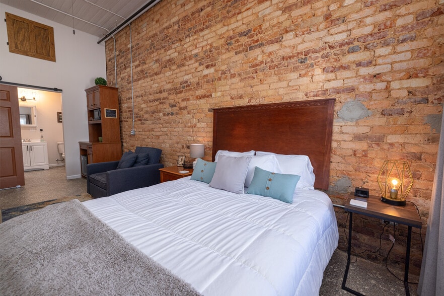 More Photos Of 29 S Carolina St, Hartwell Hotel For Sale