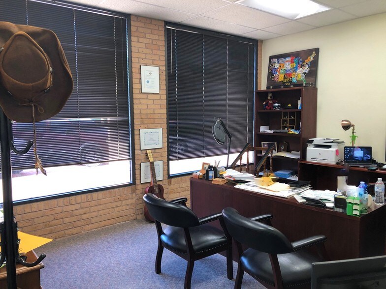 More Photos Of 301-305 W Woodard St, Denison Office For Lease