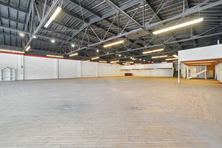 More Photos Of 7134 International Blvd, Oakland Showroom For Sale