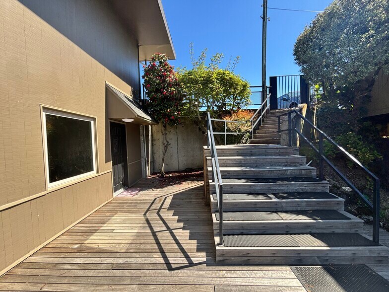 More Photos Of 131 NE Pine St, Salem Office For Lease