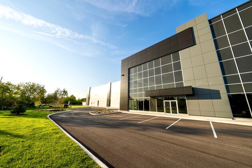 More Photos Of 22 Medicorum Pl, Hamilton Distribution For Lease