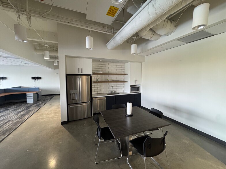 More Photos Of 2 Ravinia Dr, Atlanta Office For Lease