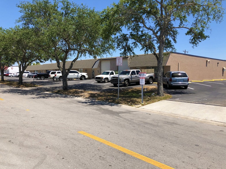 More Photos Of 1013-1017 SE 12th Ave, Cape Coral Industrial For Lease