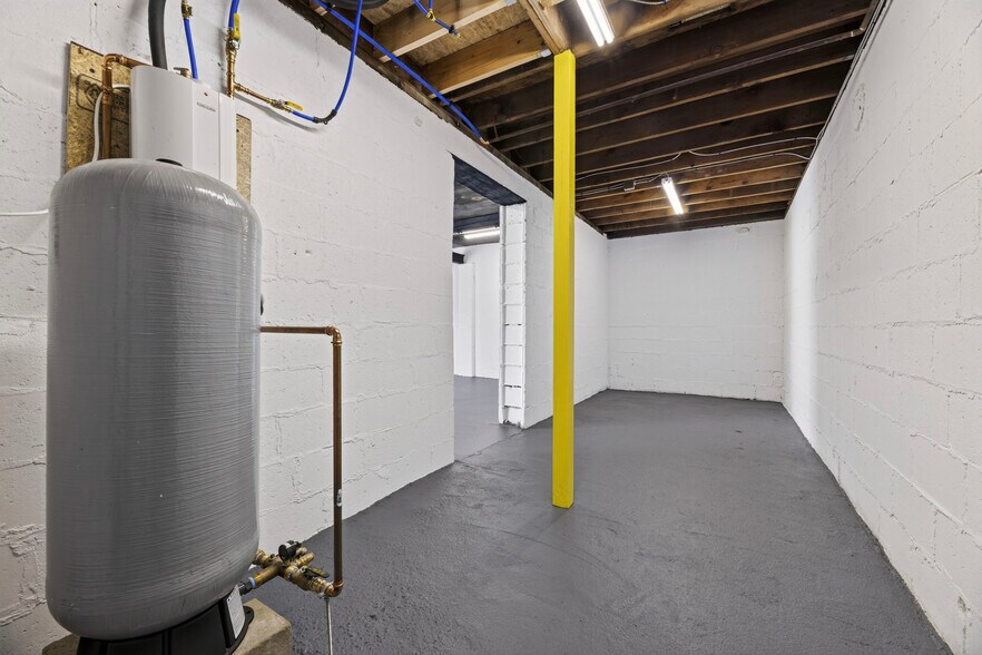 More Photos Of 5680 Post Rd, Charlestown General Retail For Lease