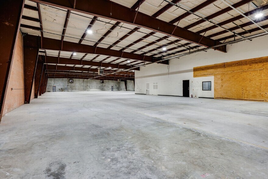 More Photos Of 740 Regal Row, Dallas Warehouse For Lease