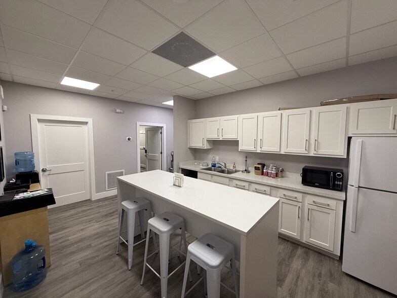 More Photos Of 2856-2868 University Pky, Sarasota Medical For Lease