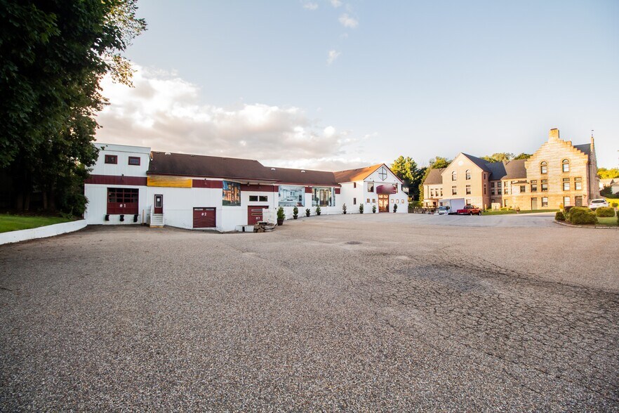 More Photos Of 1150 Main St, Leicester Showroom For Lease