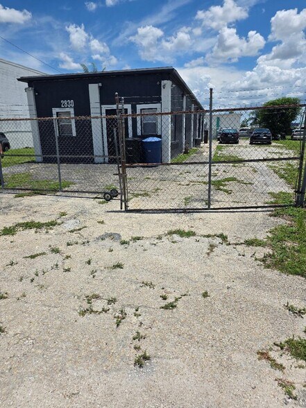 Primary Photo Of 2830 St Charles St, Fort Myers Auto Repair For Sale