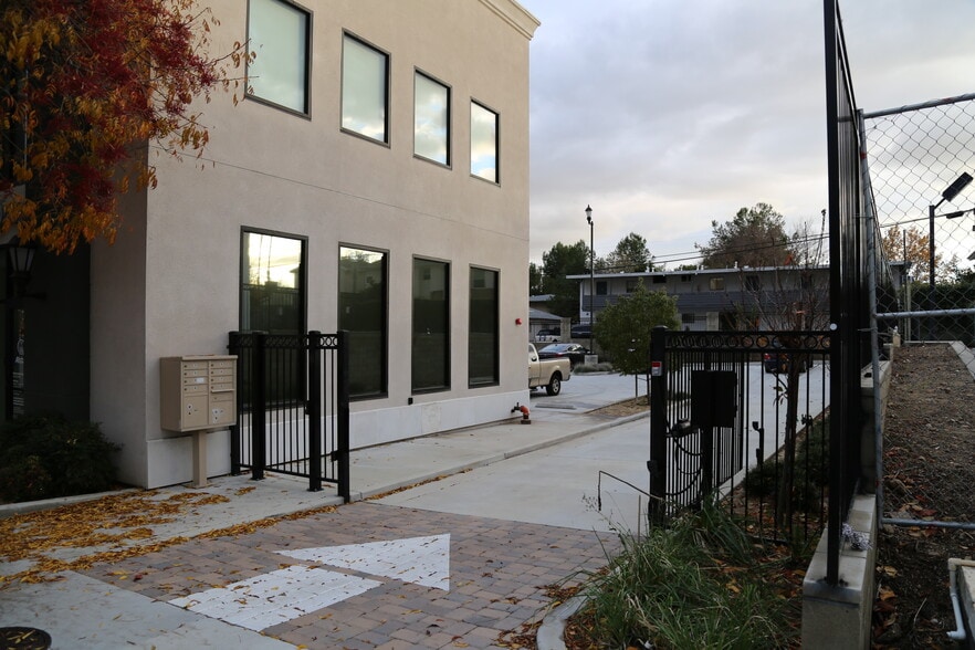More Photos Of 2956 E Colorado Blvd, Pasadena General Retail For Lease