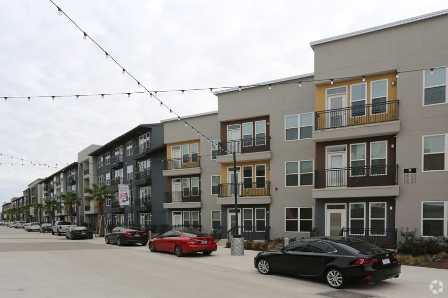 More Photos Of 423 Blue Star, San Antonio Apartments For Lease