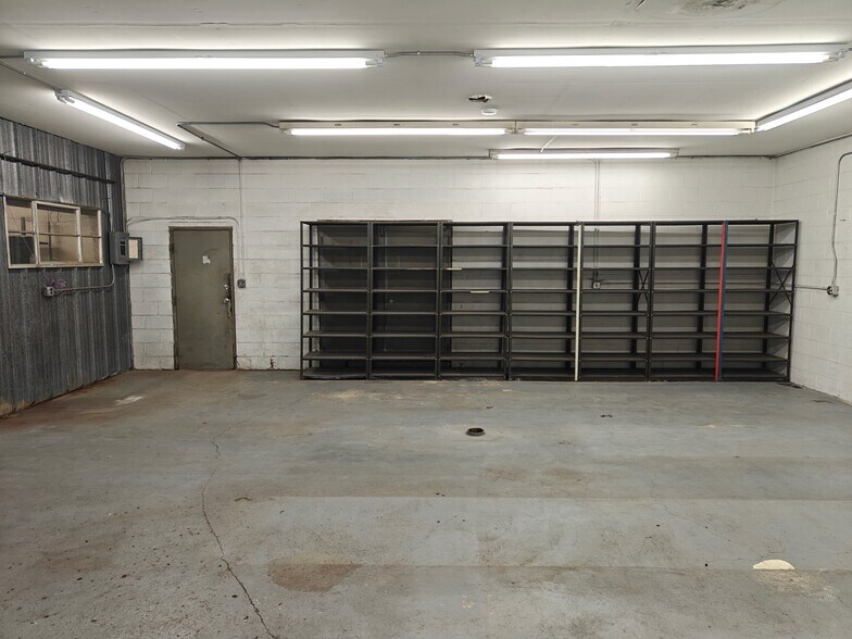 More Photos Of 908 W C St, McCook Auto Repair For Sale